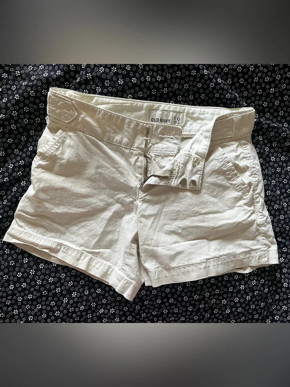 Old Navy Women's Cream Cotton-Blend Shorts